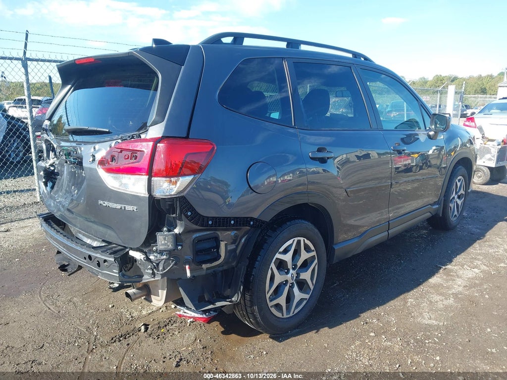 2024 Subaru Forester Premium photo 4