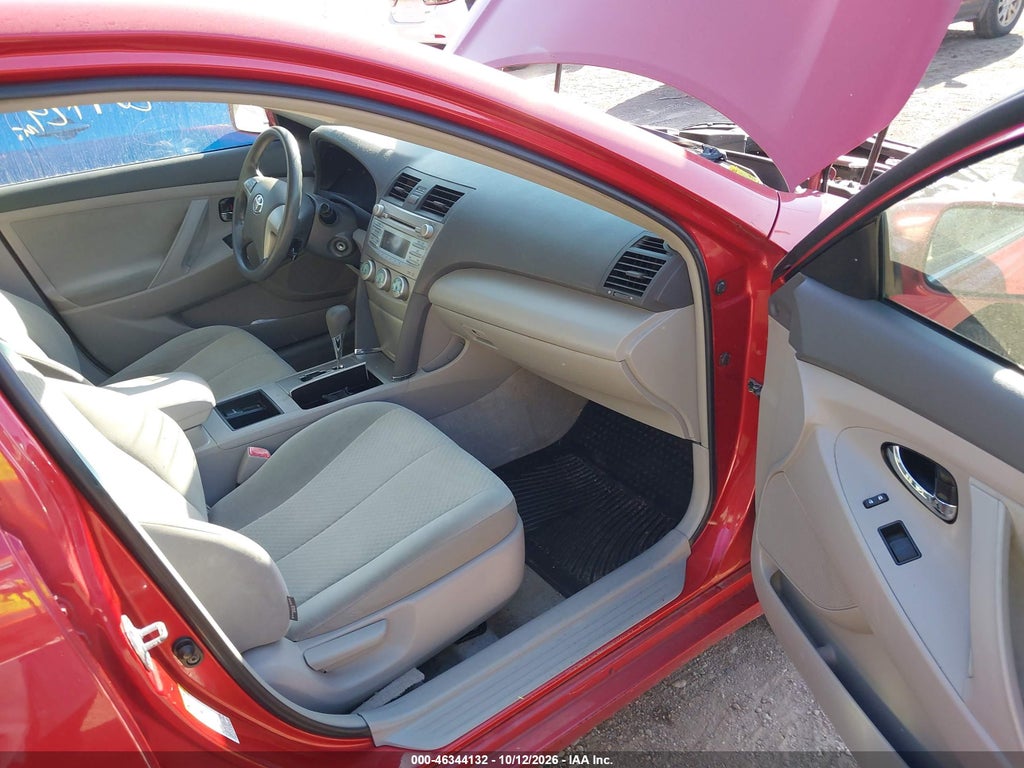 2009 Toyota Camry LE photo 5