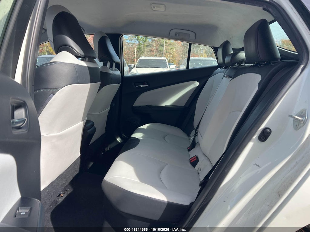 2016 Toyota Prius Four photo 8