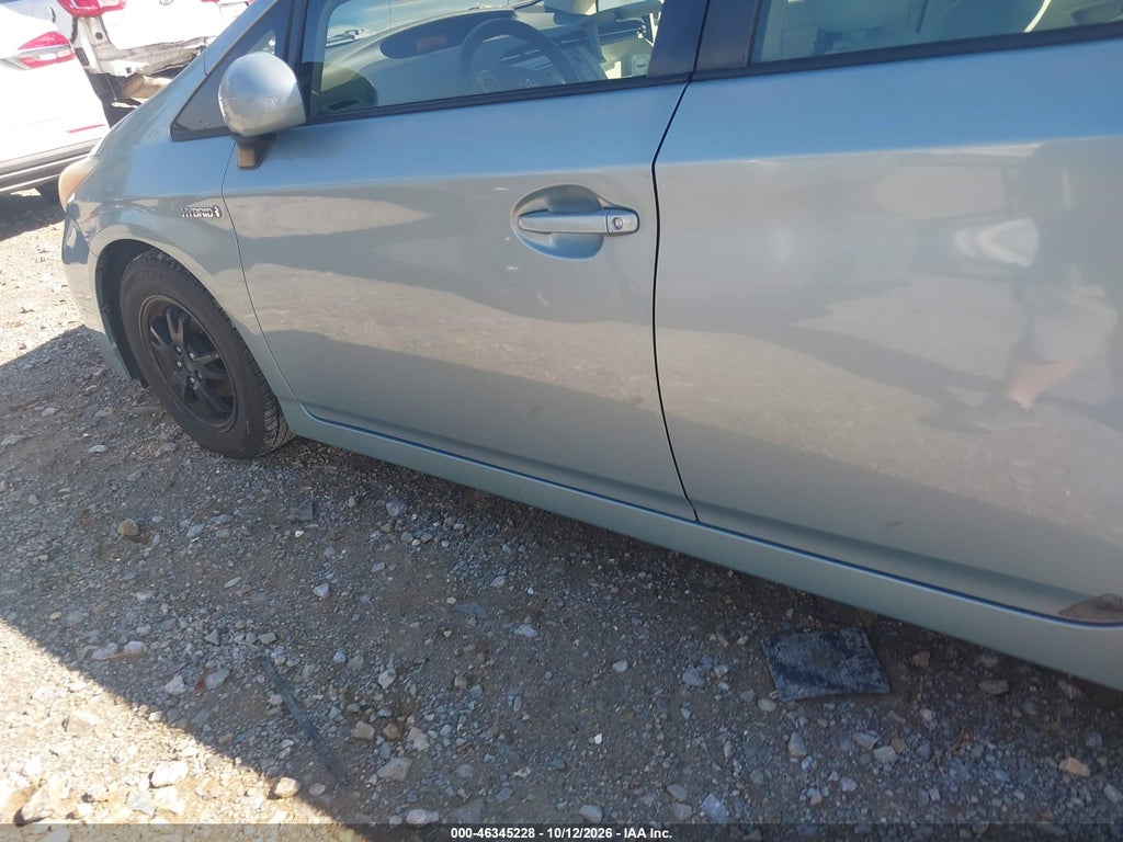 2012 Toyota Prius Three photo 6