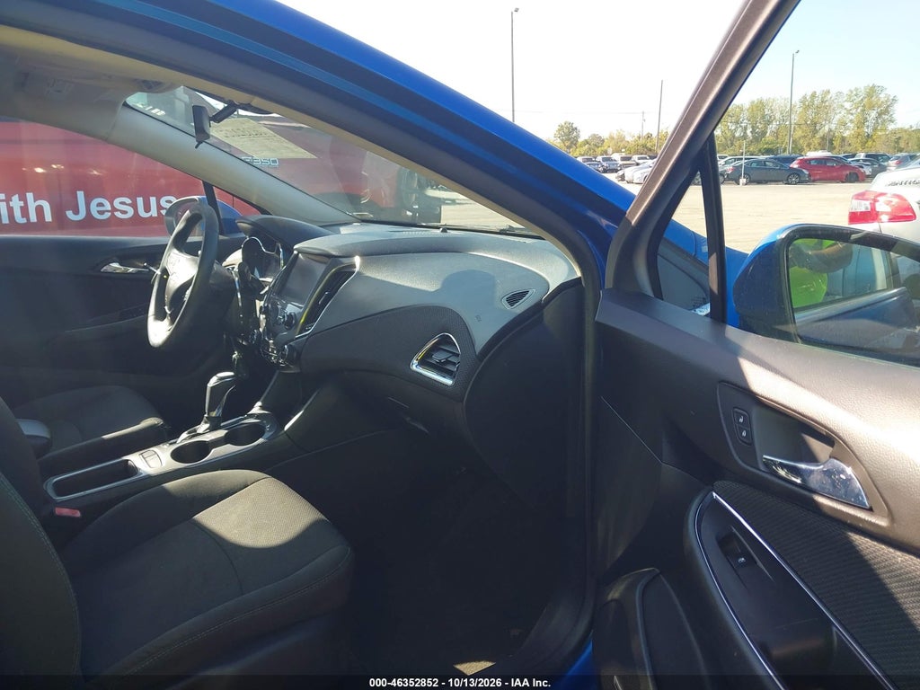 2017 Chevrolet Cruze LT Auto photo 5