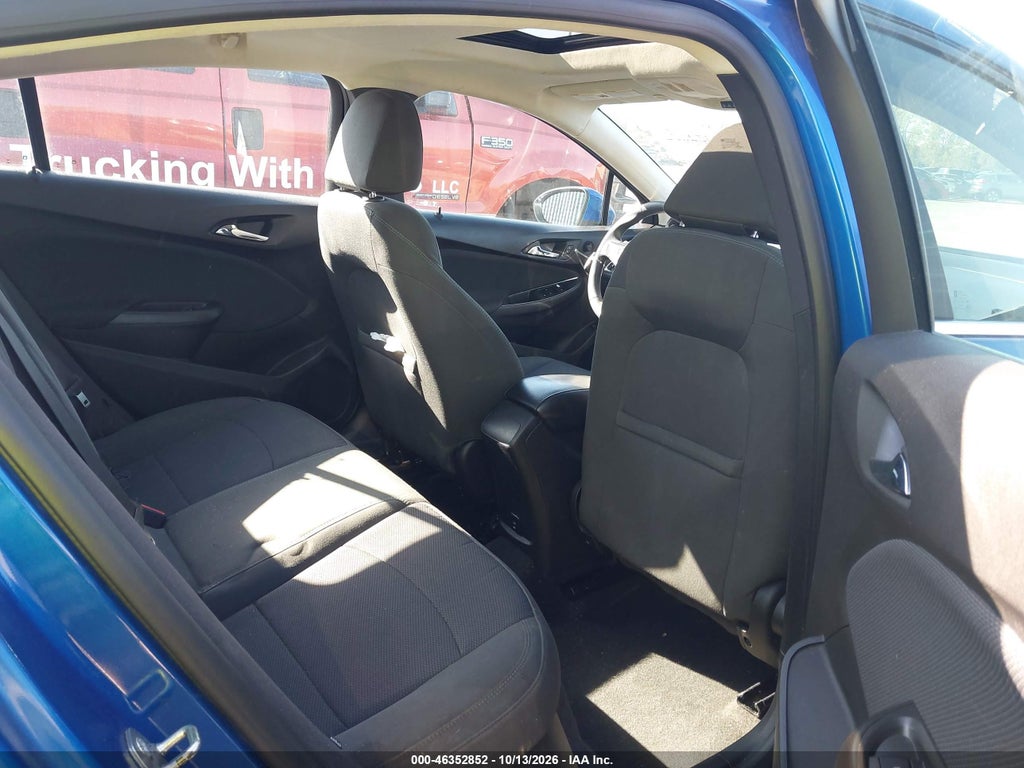 2017 Chevrolet Cruze LT Auto photo 8
