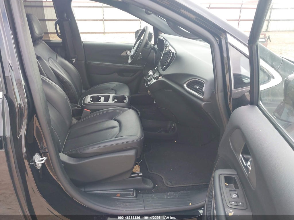 2025 Chrysler Pacifica Select photo 5