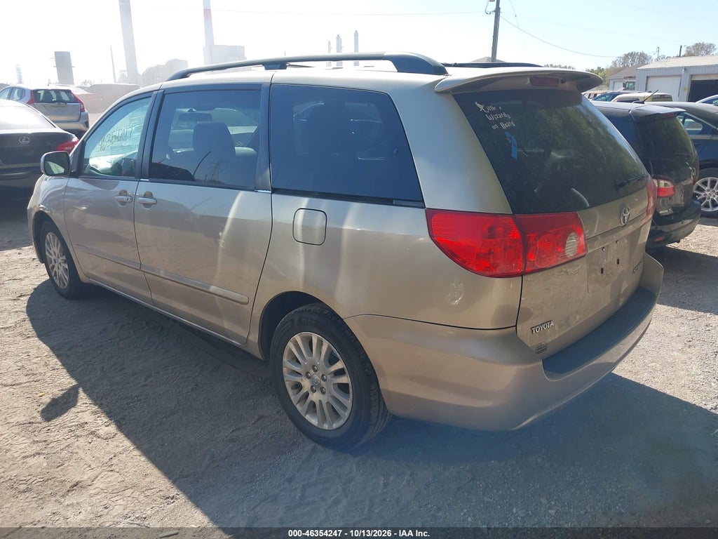 2010 Toyota Sienna XLE photo 3