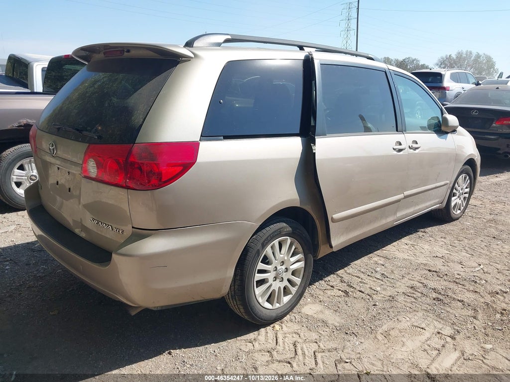 2010 Toyota Sienna XLE photo 4