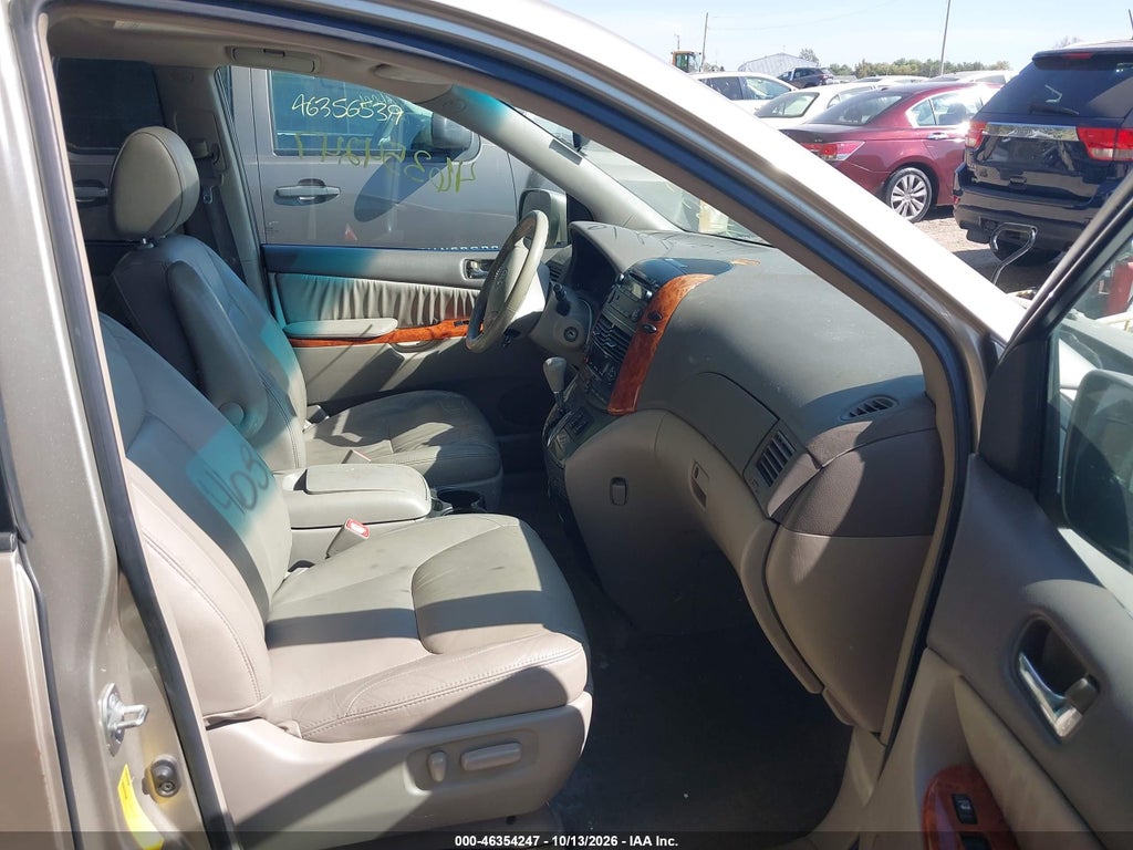 2010 Toyota Sienna XLE photo 5
