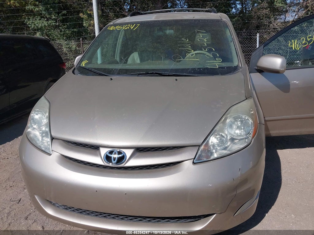 2010 Toyota Sienna XLE photo 6