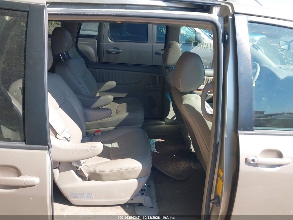 2010 Toyota Sienna XLE photo 8