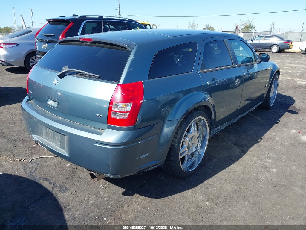 2005 Dodge Magnum RT photo 4