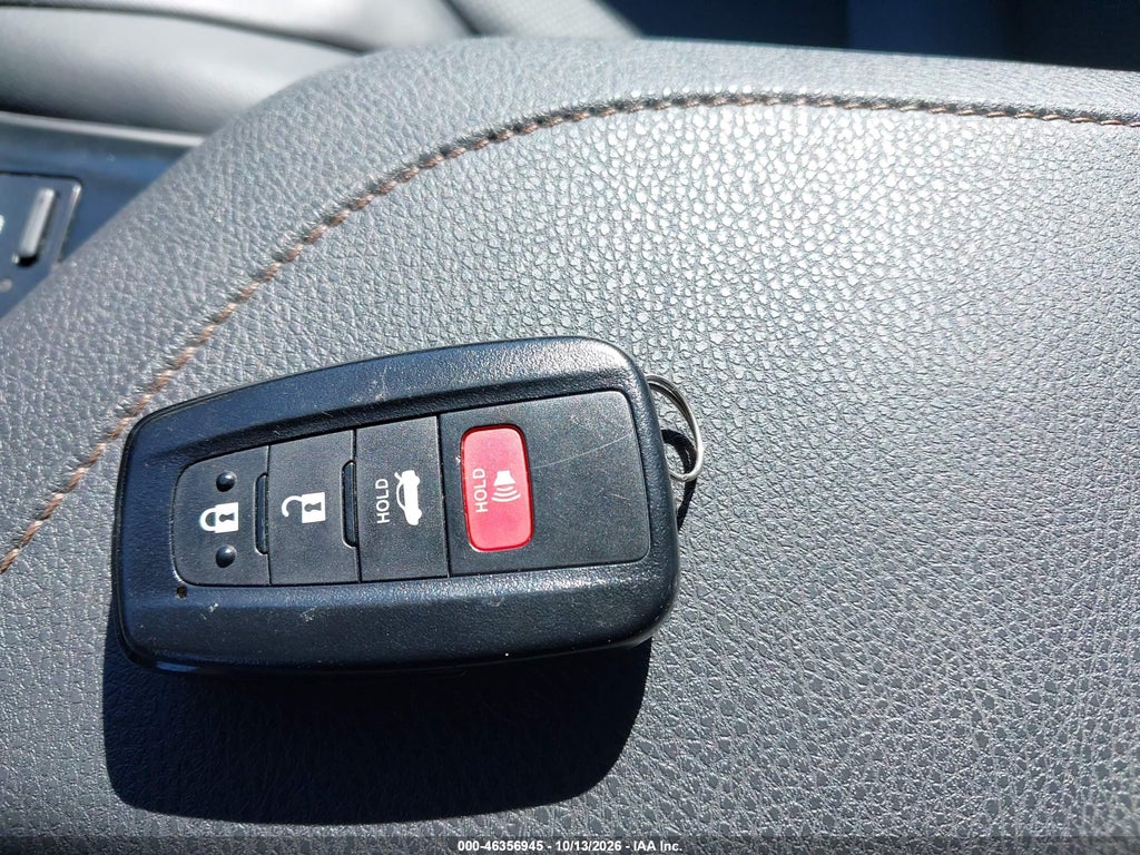2020 Toyota Camry Hybrid XLE photo 11