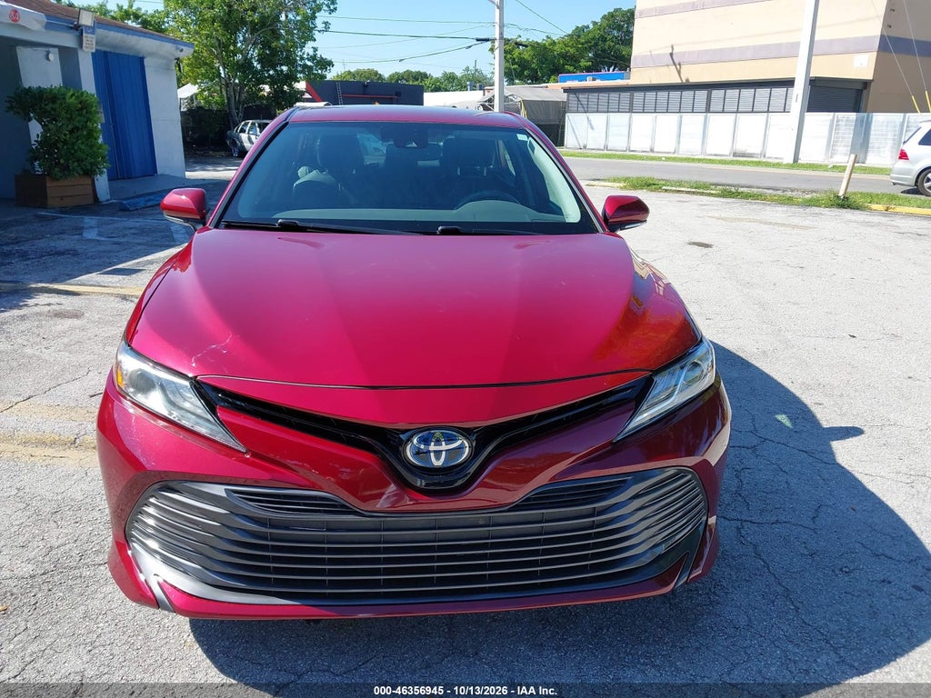 2020 Toyota Camry Hybrid XLE photo 6