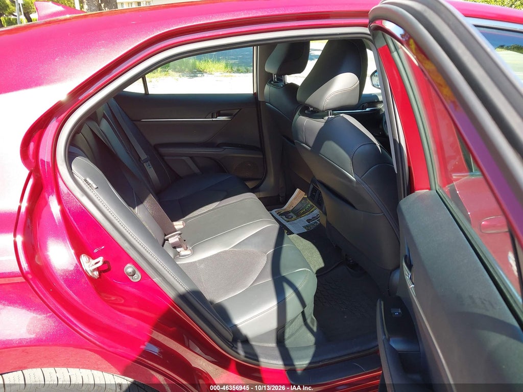 2020 Toyota Camry Hybrid XLE photo 8