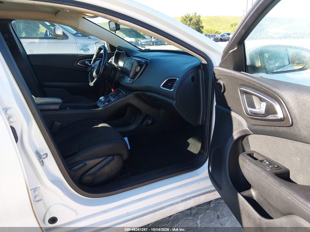 2015 Chrysler 200 Limited photo 5