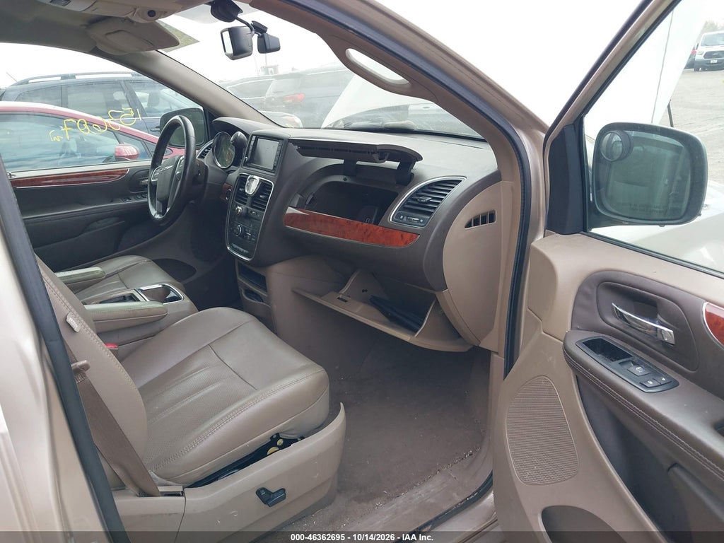 2014 Chrysler Town & Country Touring-L photo 5