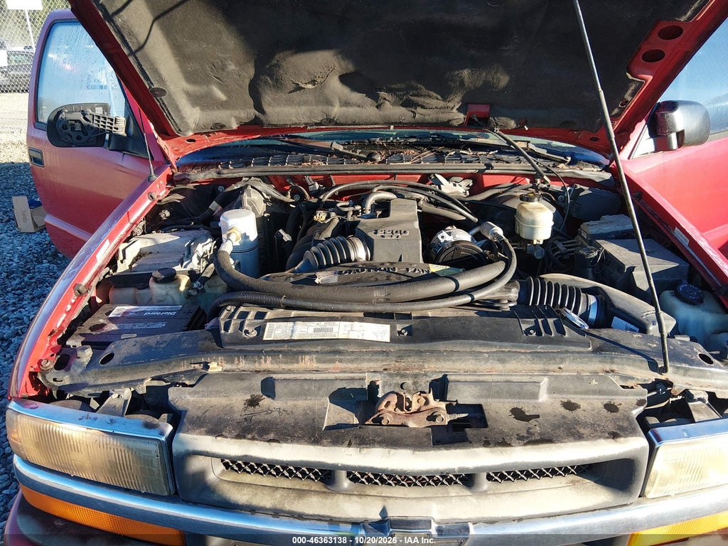 2001 Chevrolet S-10 LS photo 10