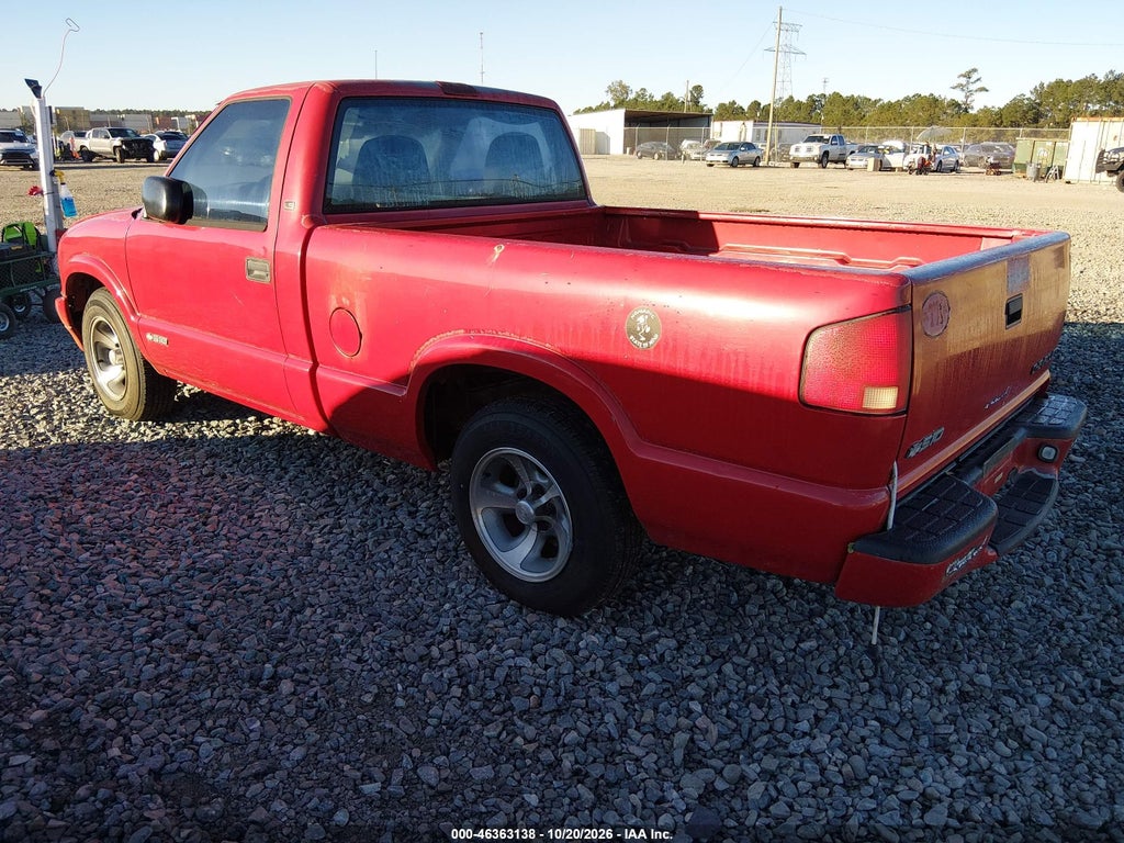 2001 Chevrolet S-10 LS photo 3