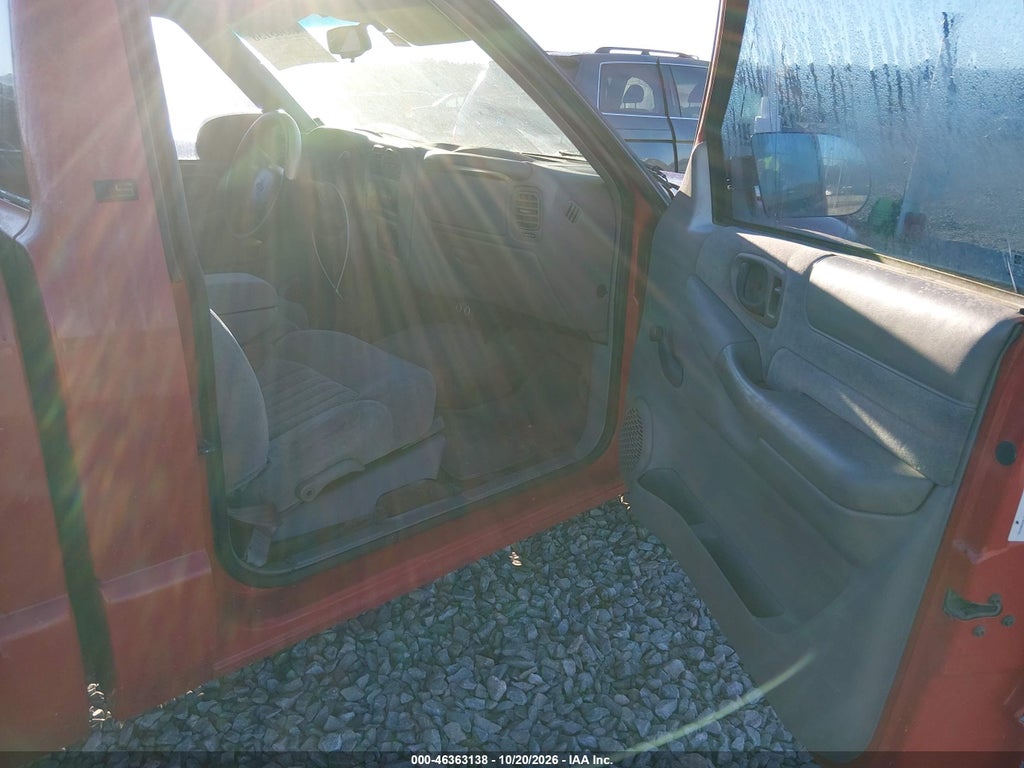 2001 Chevrolet S-10 LS photo 5