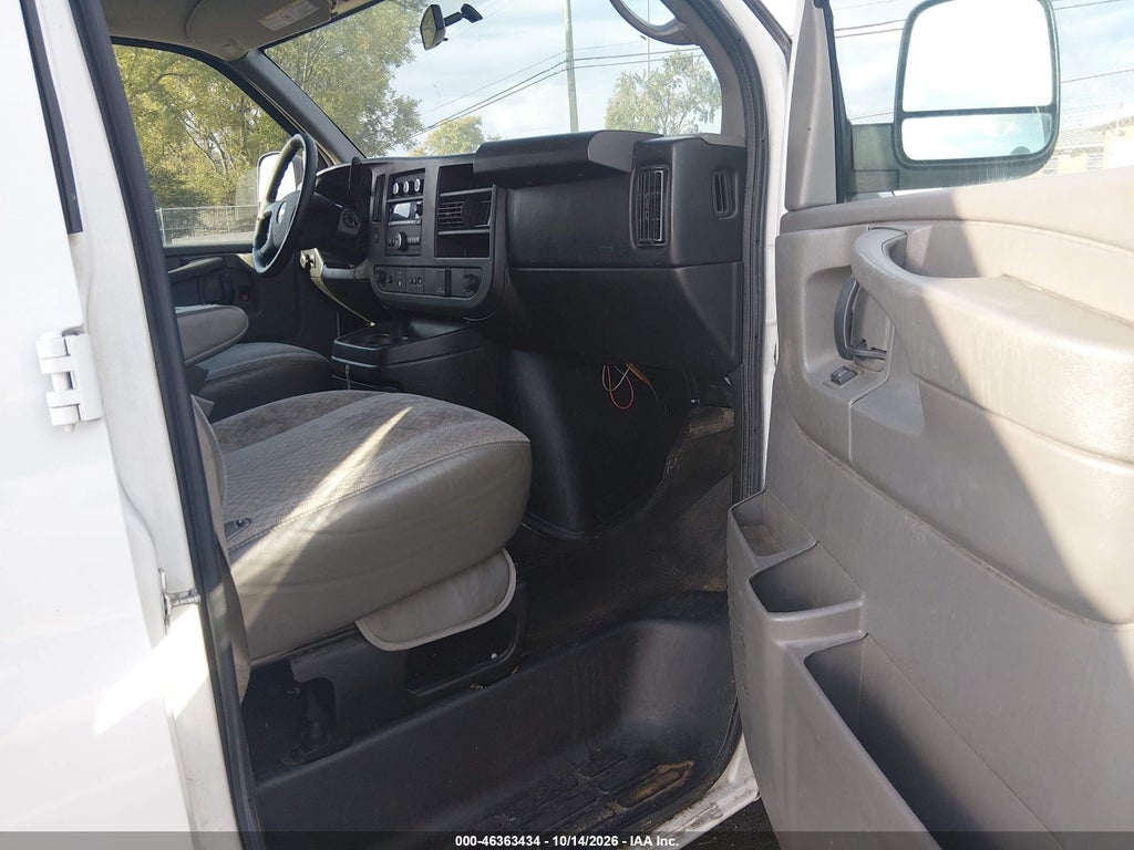 2015 Chevrolet Express 3500 LT photo 5