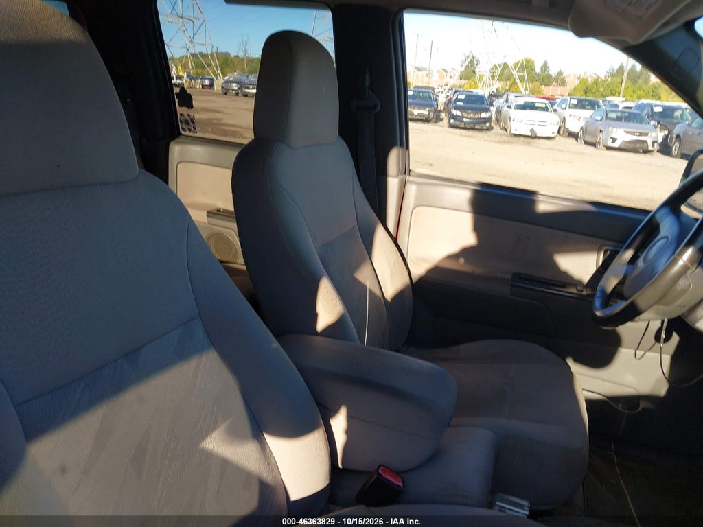 2004 Chevrolet Colorado LS photo 5