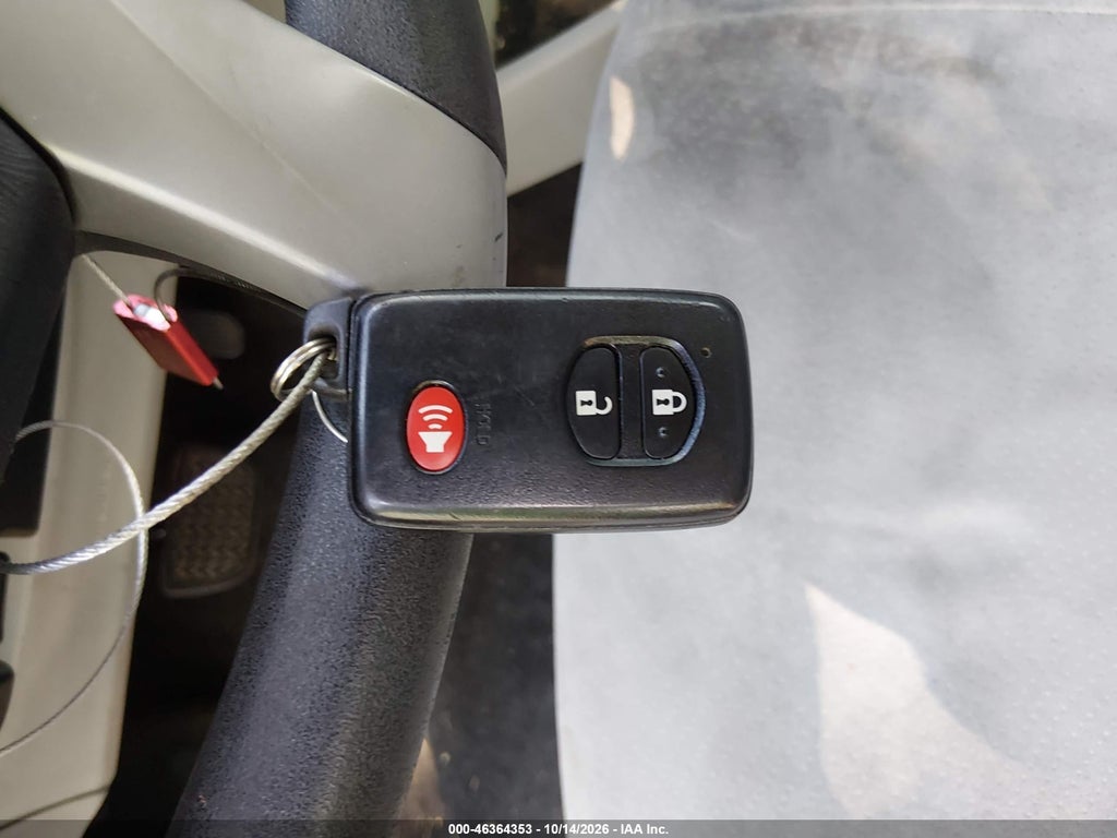 2012 Toyota Prius Three photo 11