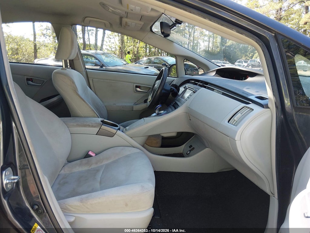2012 Toyota Prius Three photo 5
