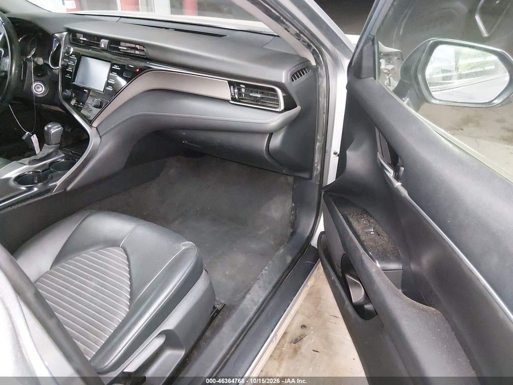 2020 Toyota Camry SE photo 5
