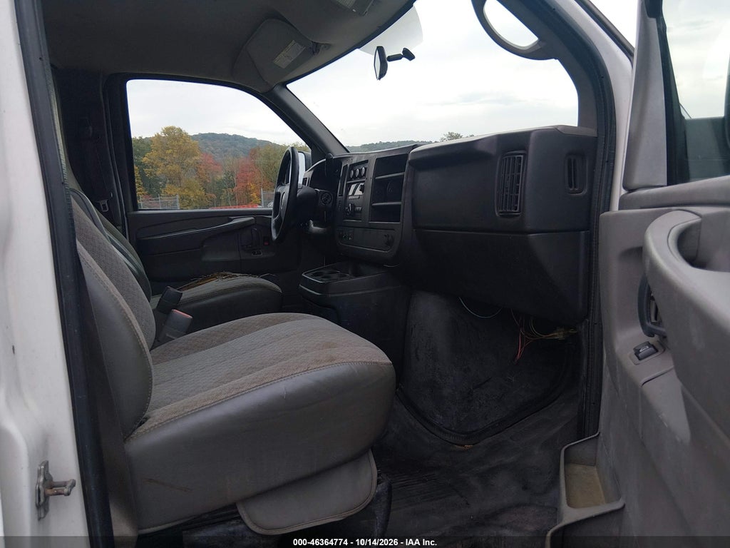 2014 GMC Savana 2500 Work Van photo 5