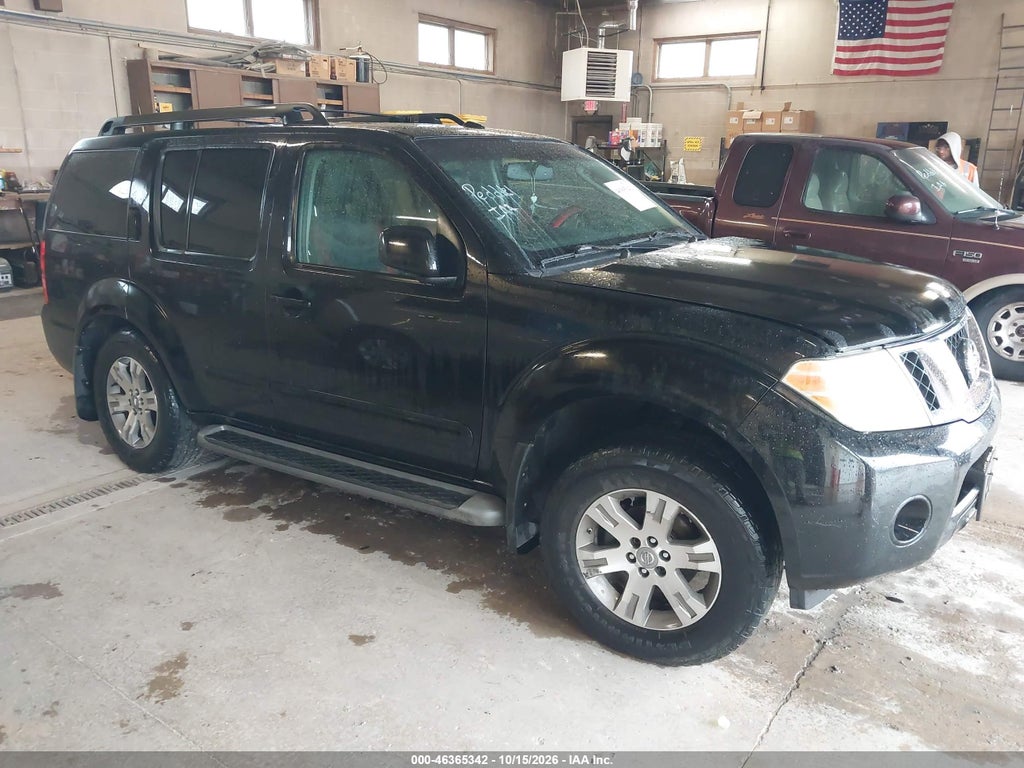 2010 Nissan Pathfinder SE photo 1