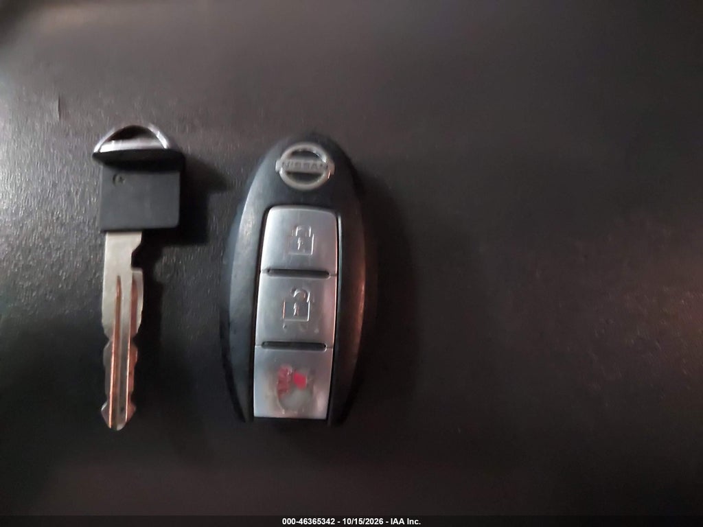 2010 Nissan Pathfinder SE photo 11