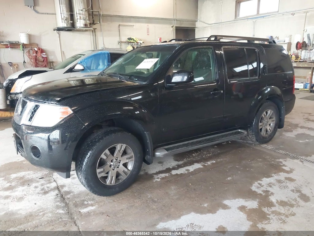 2010 Nissan Pathfinder SE photo 2