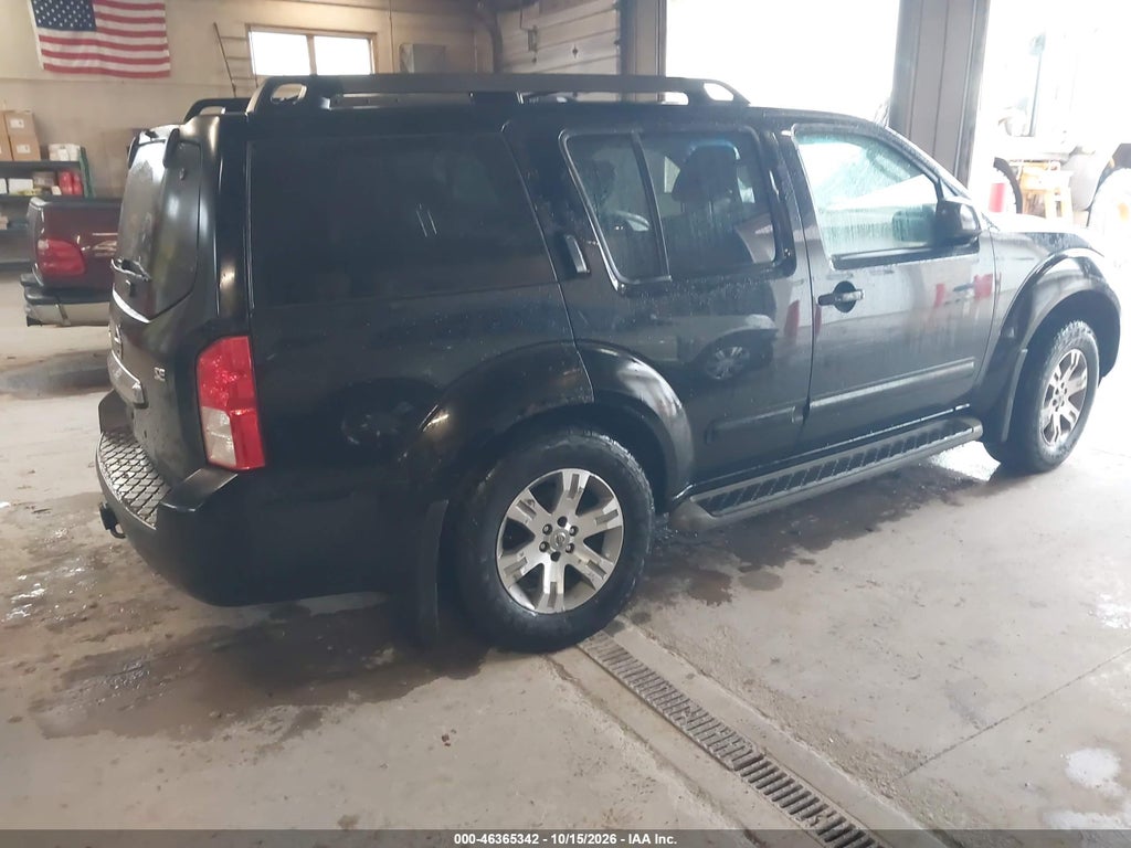 2010 Nissan Pathfinder SE photo 4