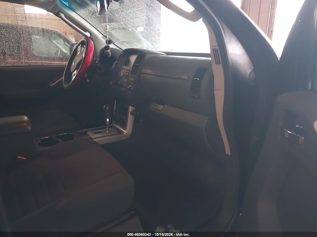 2010 Nissan Pathfinder SE photo 5