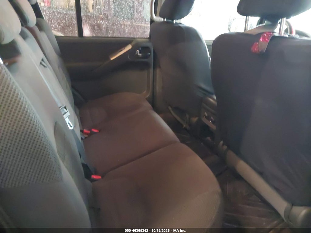 2010 Nissan Pathfinder SE photo 8