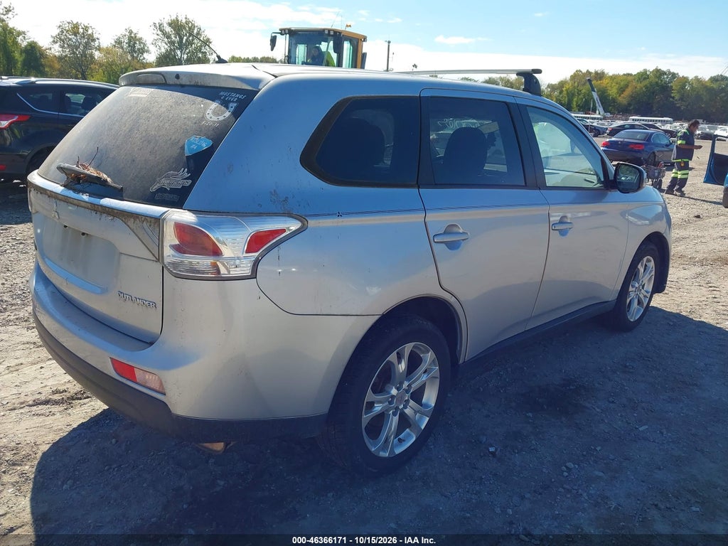 2014 Mitsubishi Outlander SE photo 4