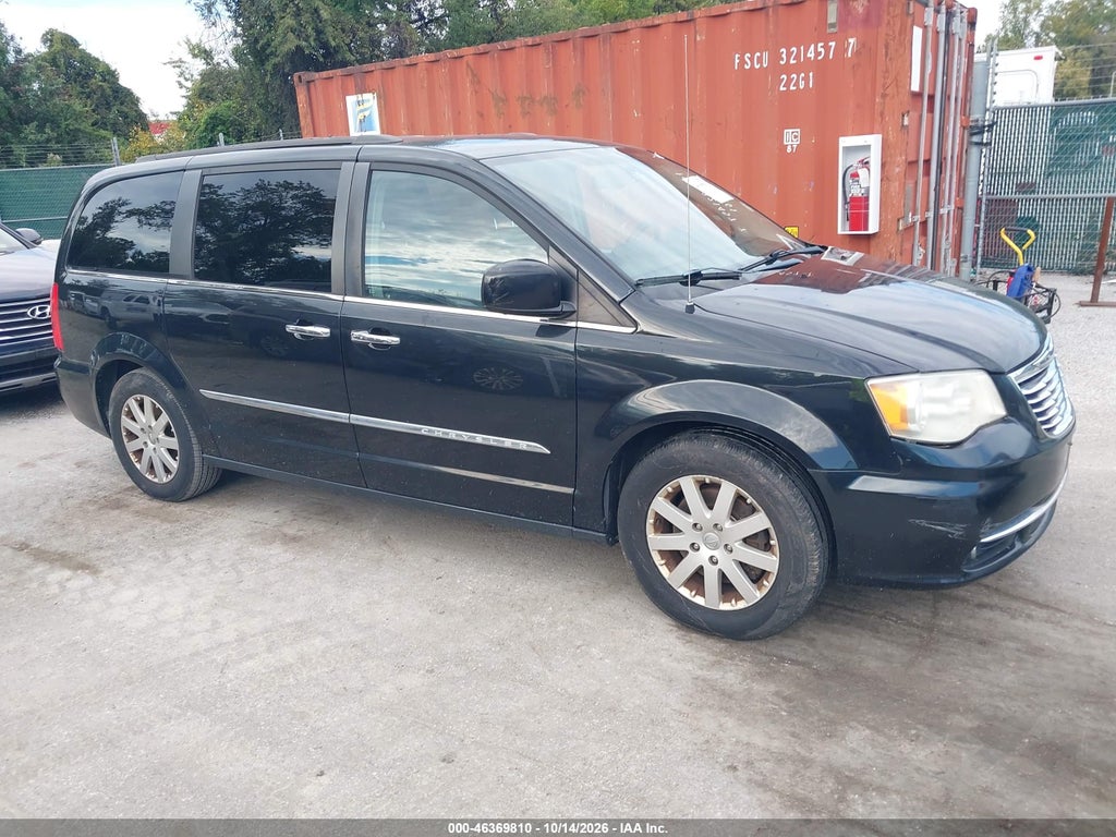2014 Chrysler Town & Country Touring photo 1