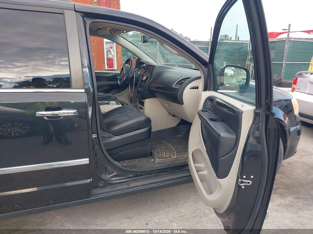 2014 Chrysler Town & Country Touring photo 5