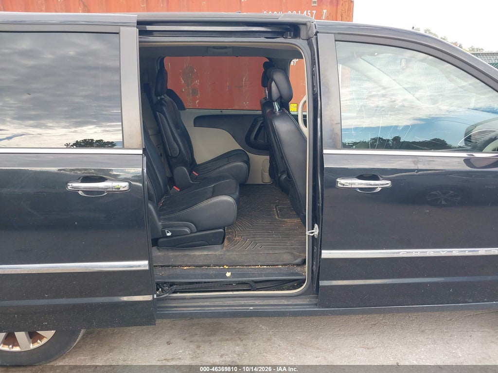 2014 Chrysler Town & Country Touring photo 8