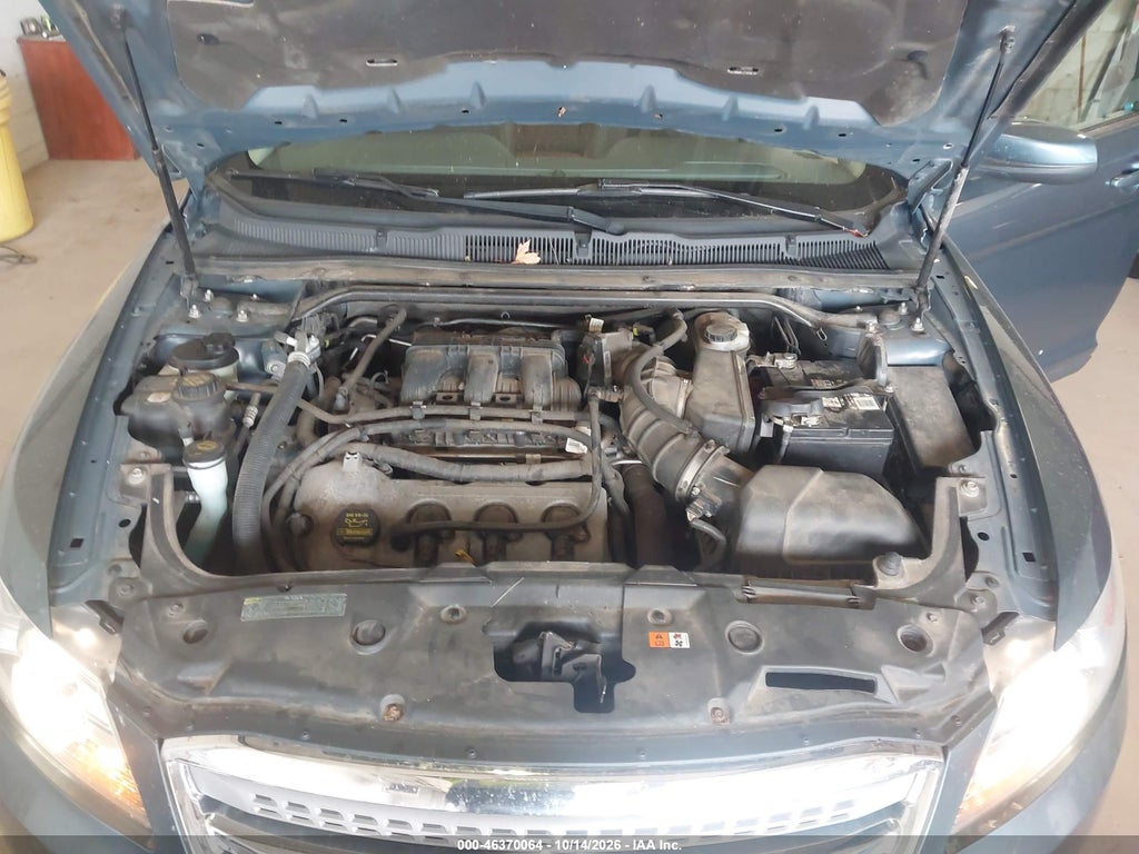 2010 Ford Taurus SEL photo 10