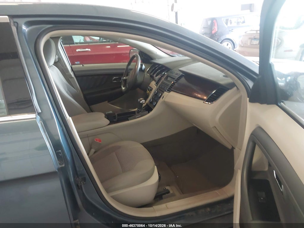2010 Ford Taurus SEL photo 5