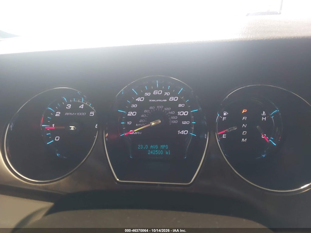 2010 Ford Taurus SEL photo 7