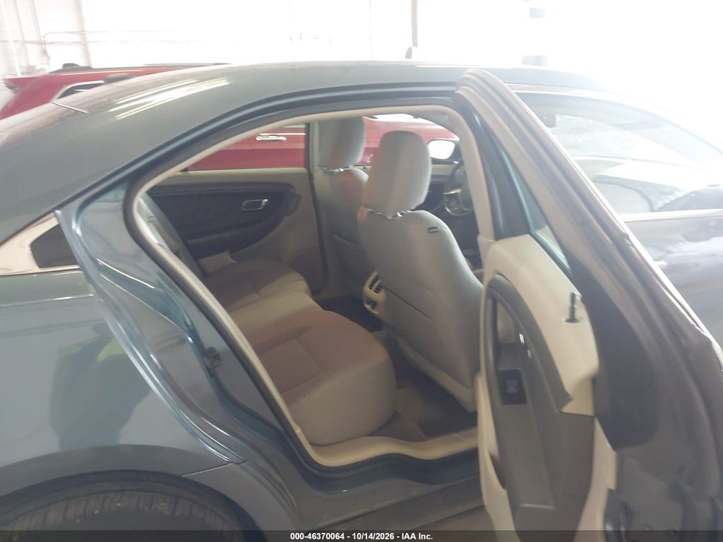 2010 Ford Taurus SEL photo 8