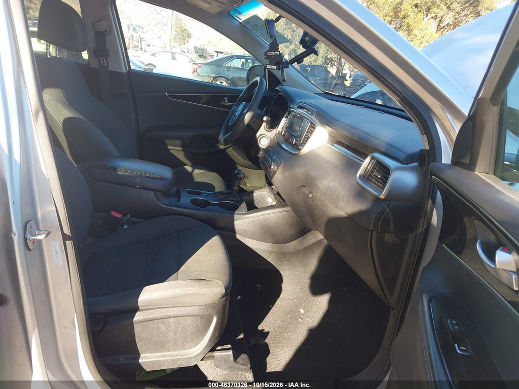 2017 Kia Sorento 3.3L LX photo 5