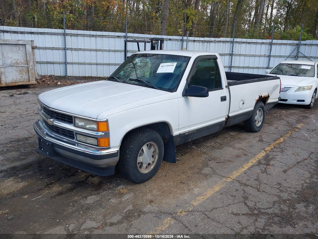 1997 Chevrolet C1500 Fleetside photo 2