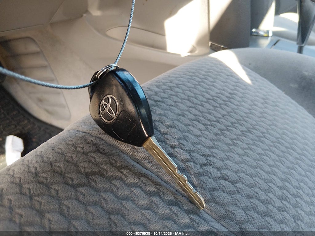 2011 Toyota Camry LE photo 11