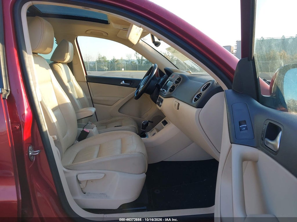 2011 Volkswagen Tiguan SEL photo 5