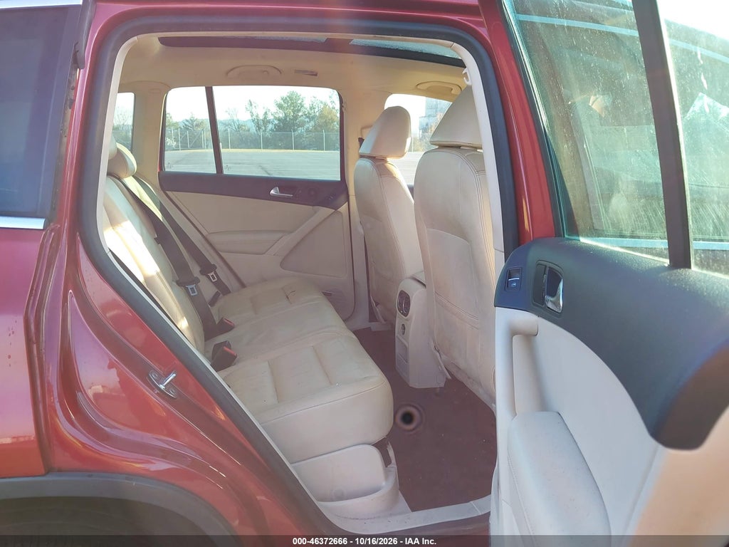 2011 Volkswagen Tiguan SEL photo 8