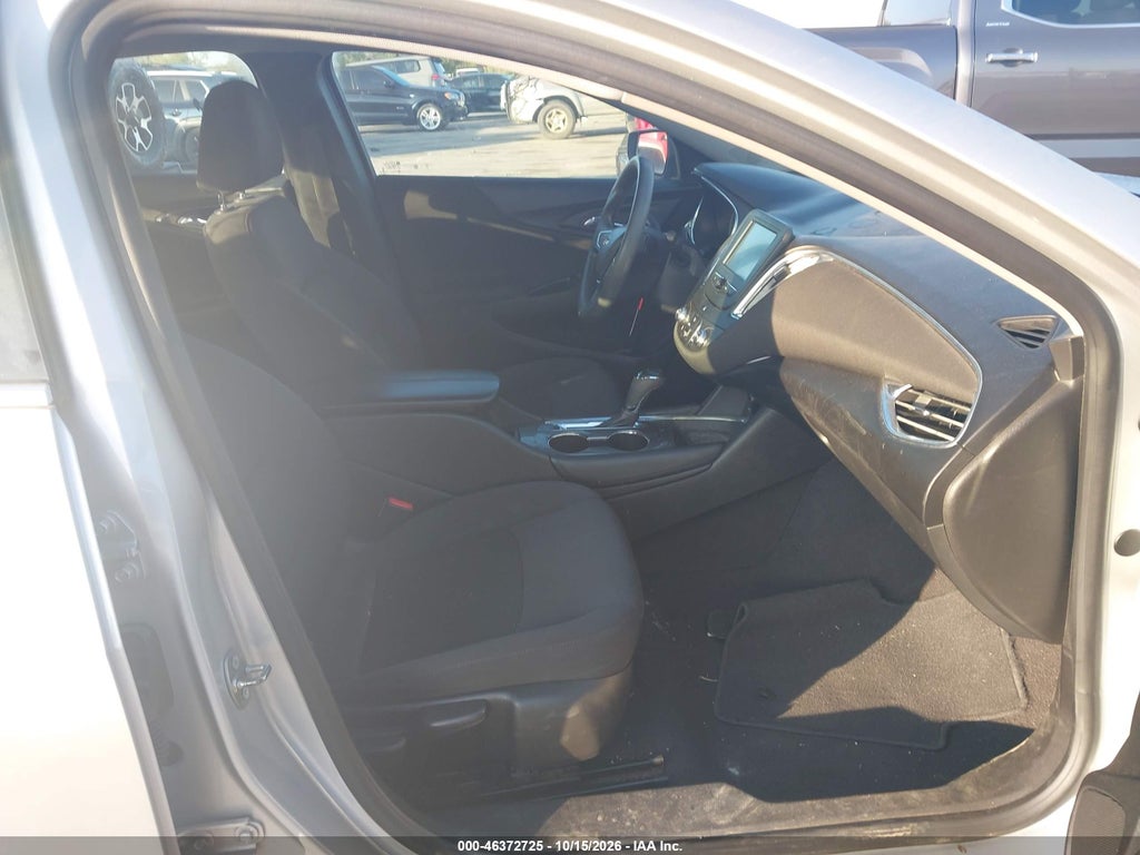 2017 Chevrolet Malibu 1LT photo 5