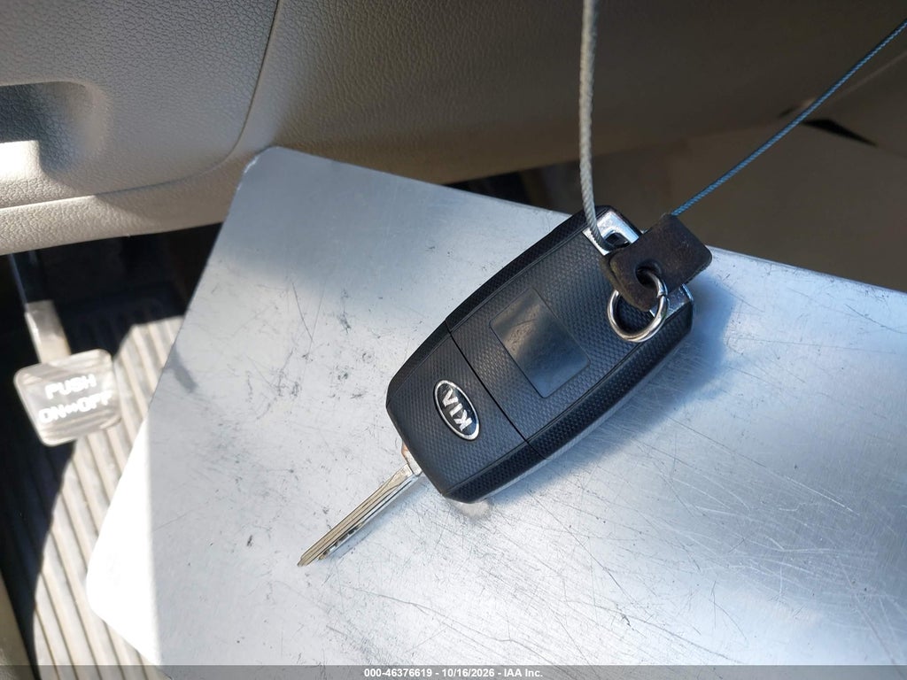 2016 Kia Sedona LX photo 11
