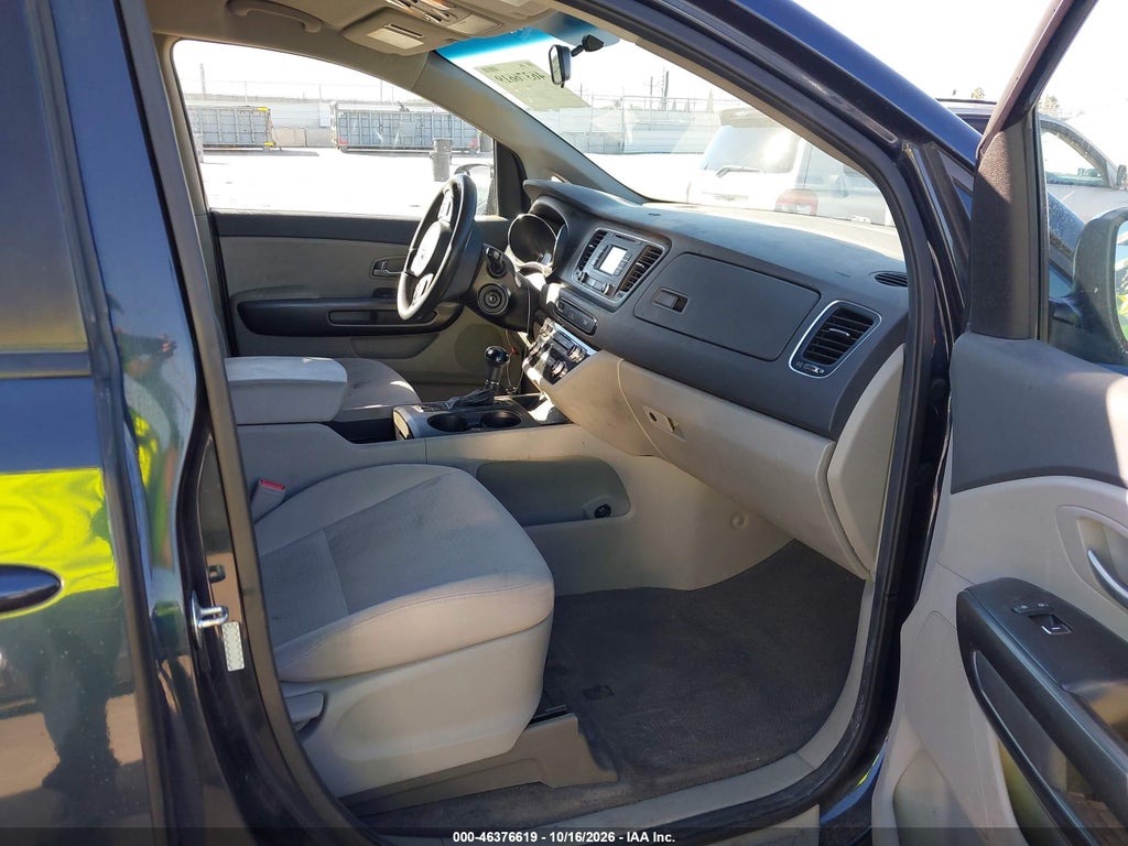 2016 Kia Sedona LX photo 5