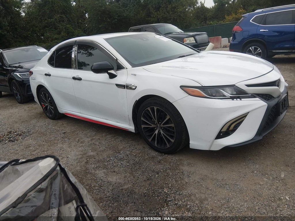 2018 Toyota Camry SE photo 1